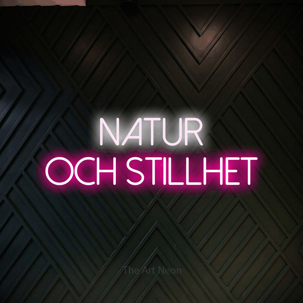 LED neon sign reading “natur och stillhet”, arranged in 2 lines.