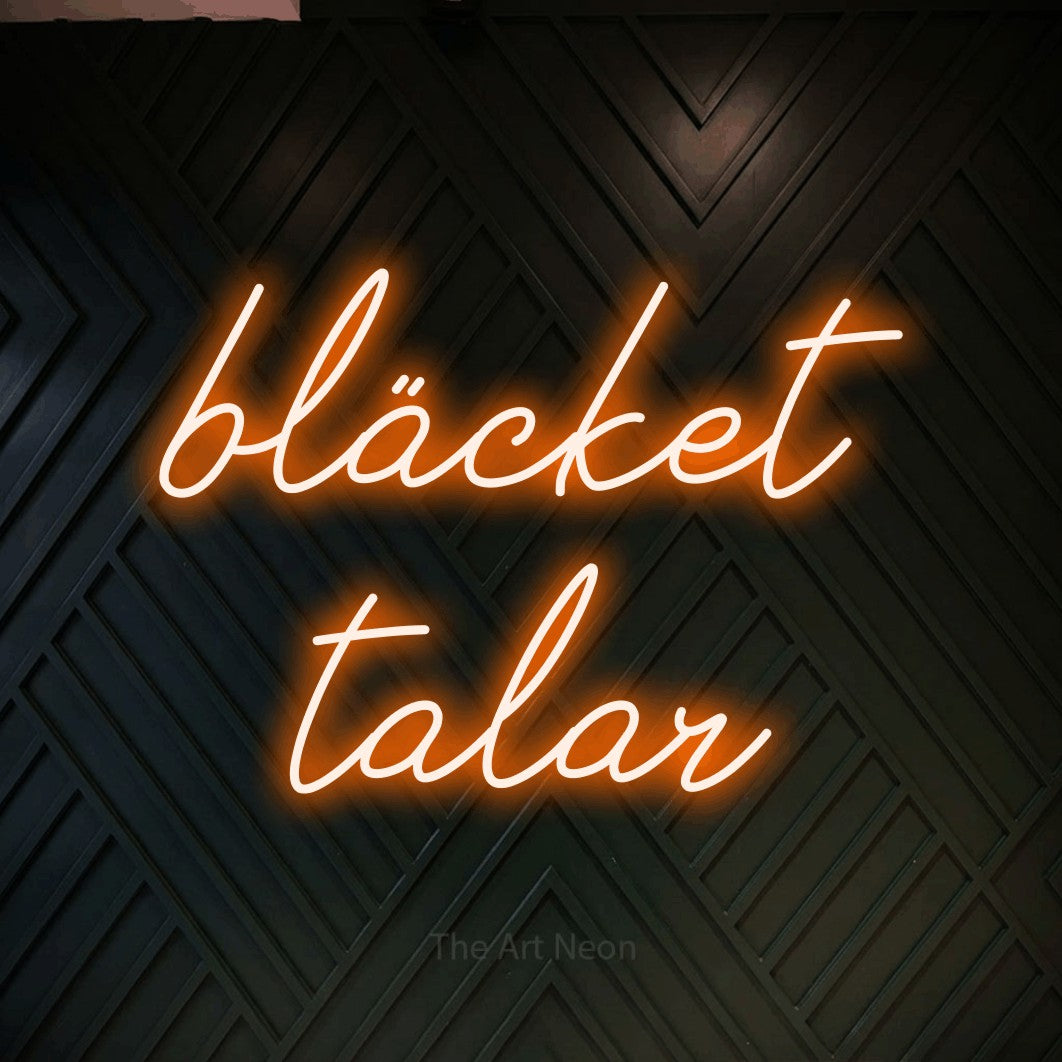 LED neon sign reading “bläcket talar”, arranged in 2 lines.