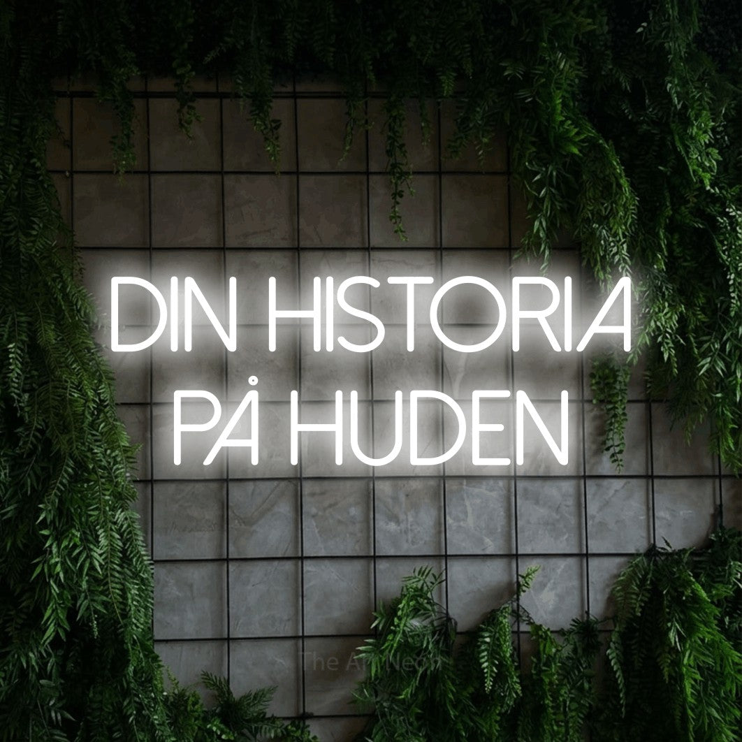 LED neon sign reading “din historia på huden”, arranged in 2 lines.