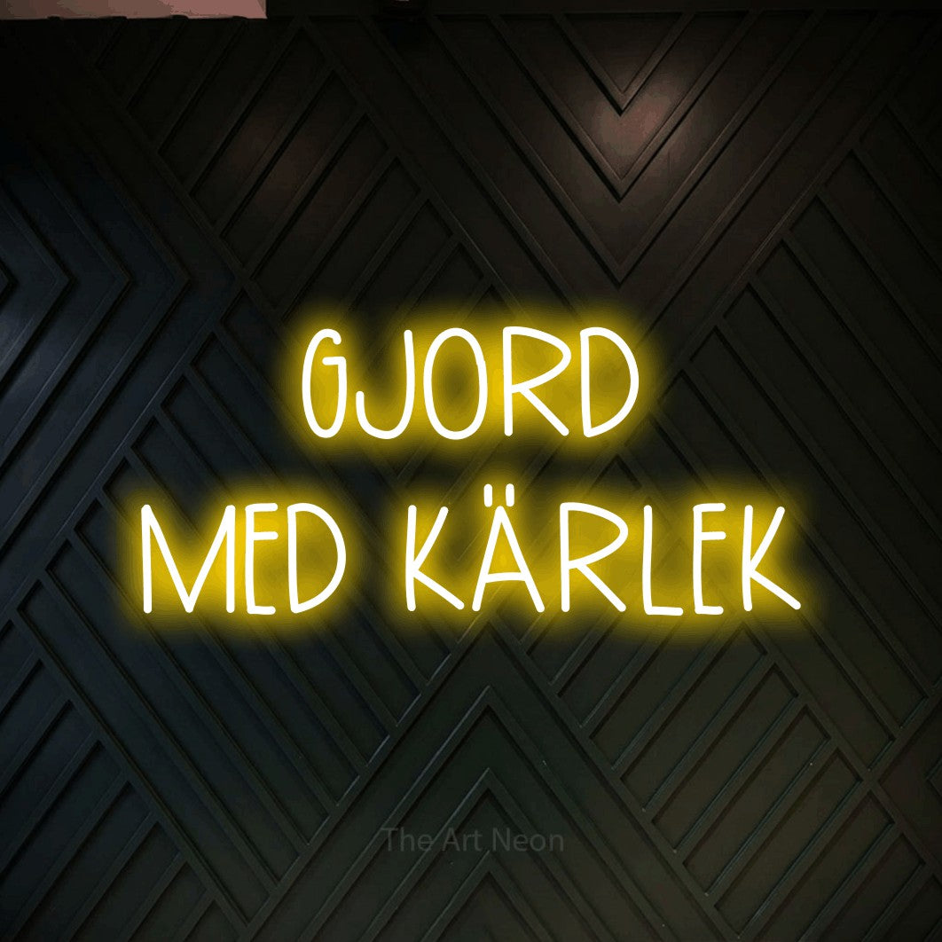 LED neon sign reading “GJORD MED KÄRLEK”, arranged in 2 lines.