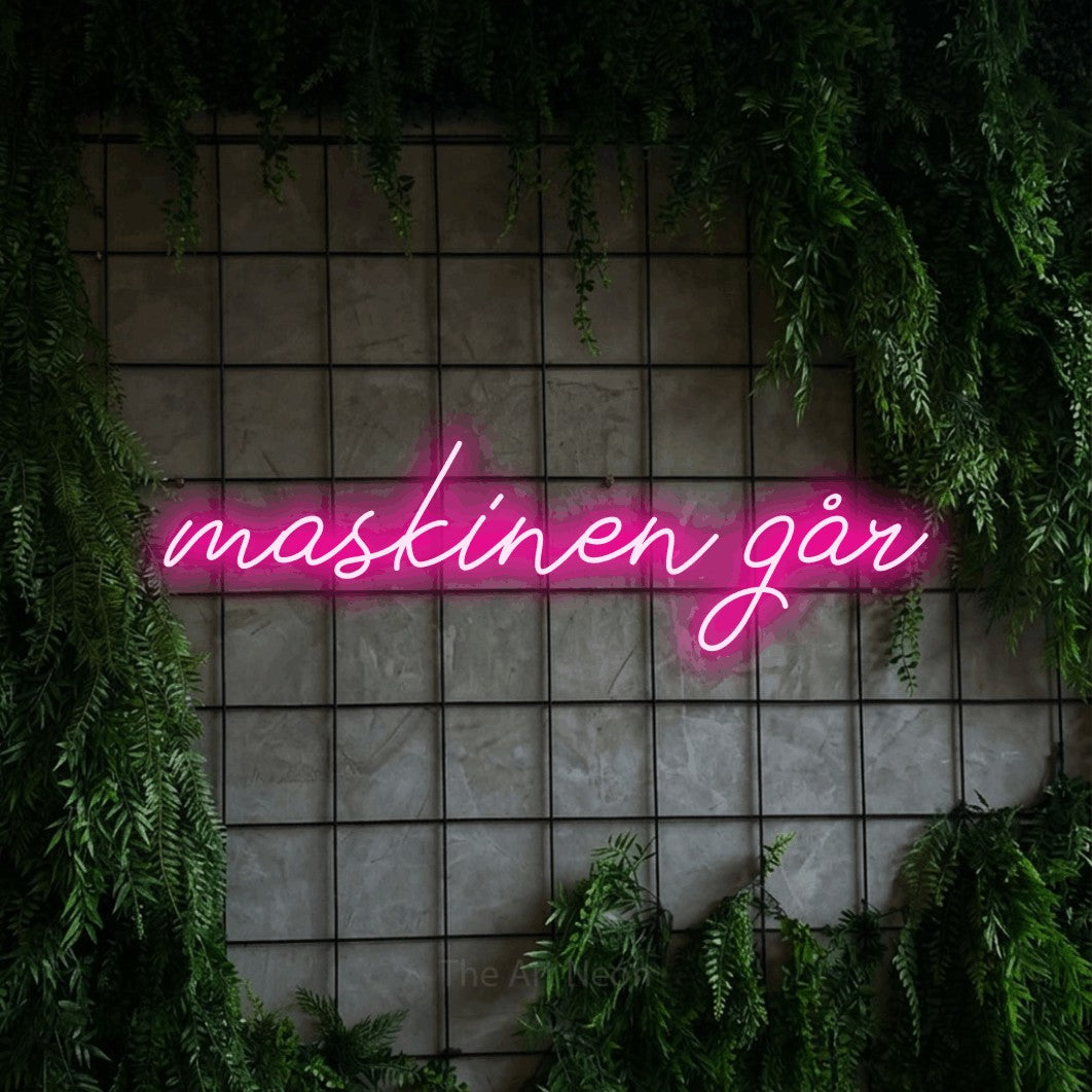 LED neon sign reading “maskinen går”, arranged in a single line.