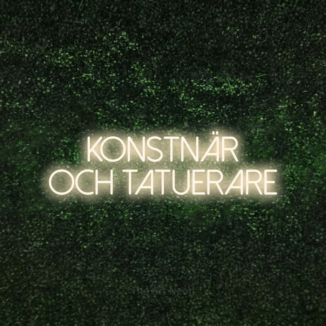 LED neon sign reading “konstnär och tatuerare”, arranged in 2 lines.