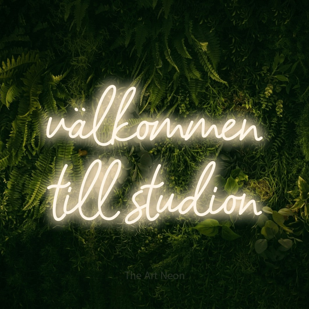 LED neon sign reading “välkommen till studion”, arranged in 2 lines.