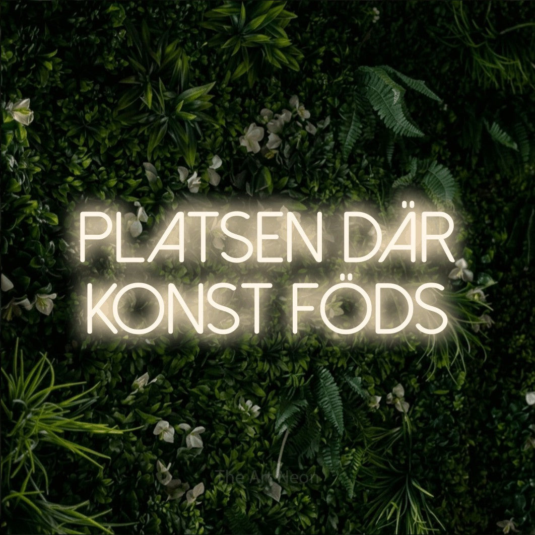 LED neon sign reading “platsen där konst föds”, arranged in 2 lines.