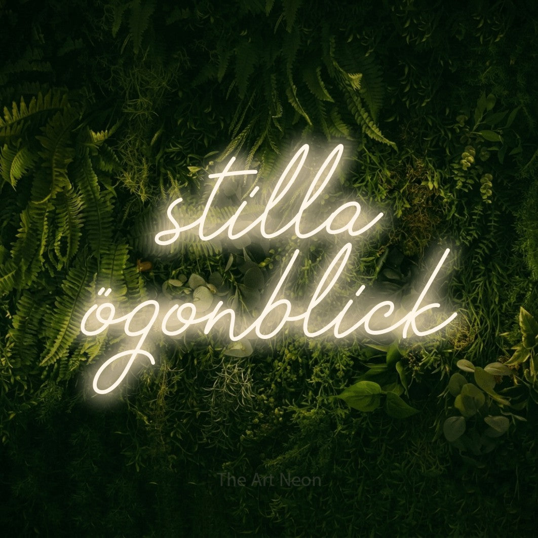 LED neon sign reading “stilla ögonblick”, arranged in 2 lines.