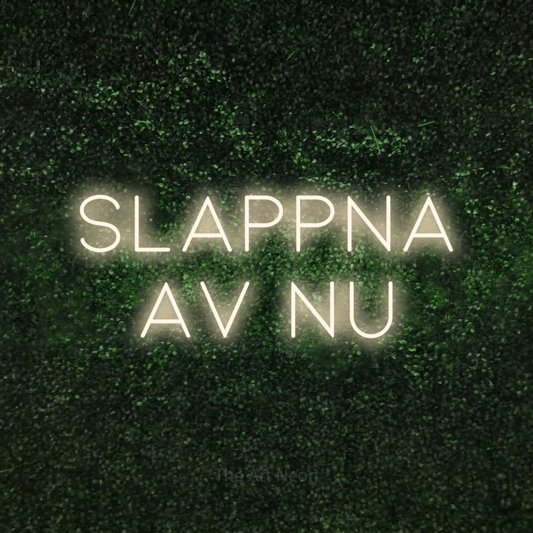 LED neon sign reading “Slappna Av Nu”, arranged in 2 lines.