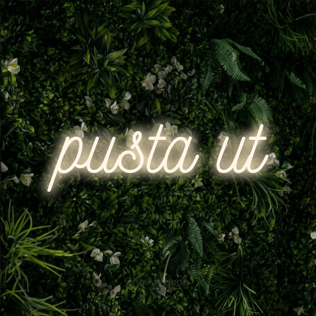 LED neon sign reading “pusta ut”, arranged in a single line.