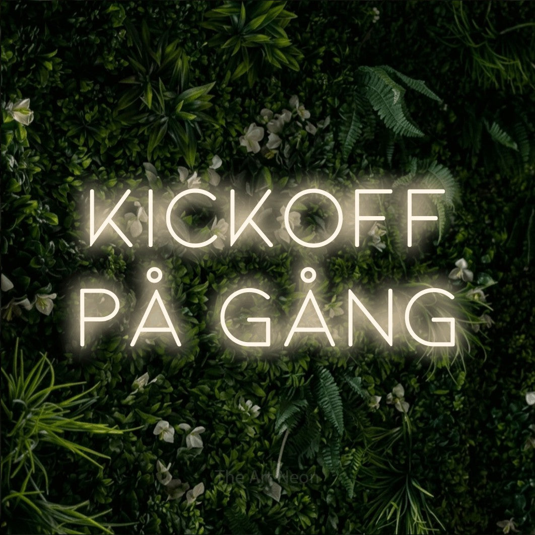 LED neon sign reading “KICKOFF PÅ GÅNG”, arranged in 2 lines.