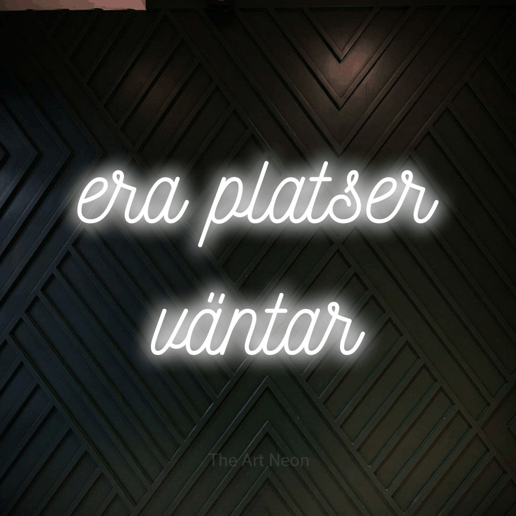 LED neon sign reading “era platser väntar”, arranged in 2 lines.