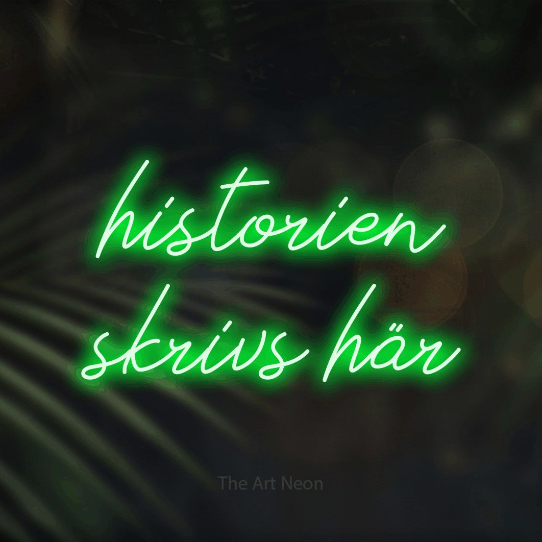 LED neon sign reading “historien skrivs här”, arranged in 2 lines.