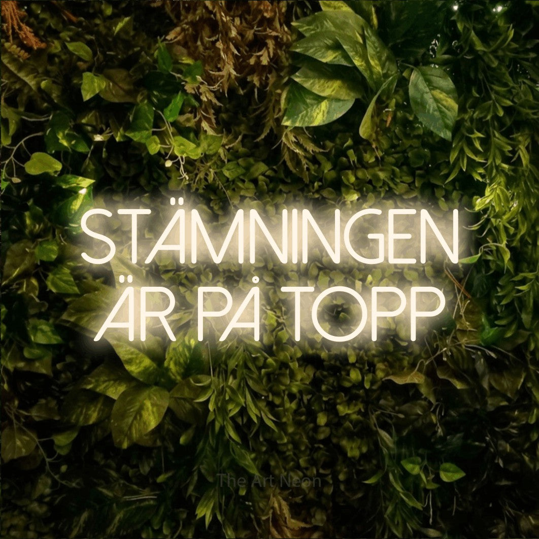 LED neon sign reading “stämningen är på topp”, arranged in 2 lines.
