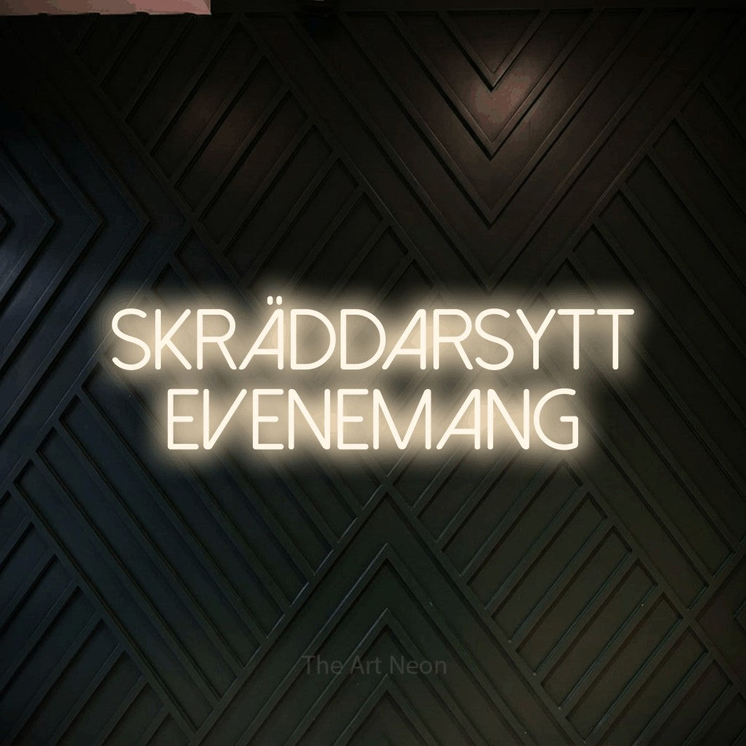 LED neon sign reading “Skräddarsytt Evenemang”, arranged in 2 lines.