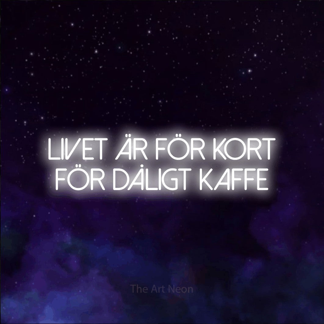 LED neon sign reading “LIVET ÄR FÖR KORT FÖR DÅLIGT KAFFE”, arranged in 2 lines.