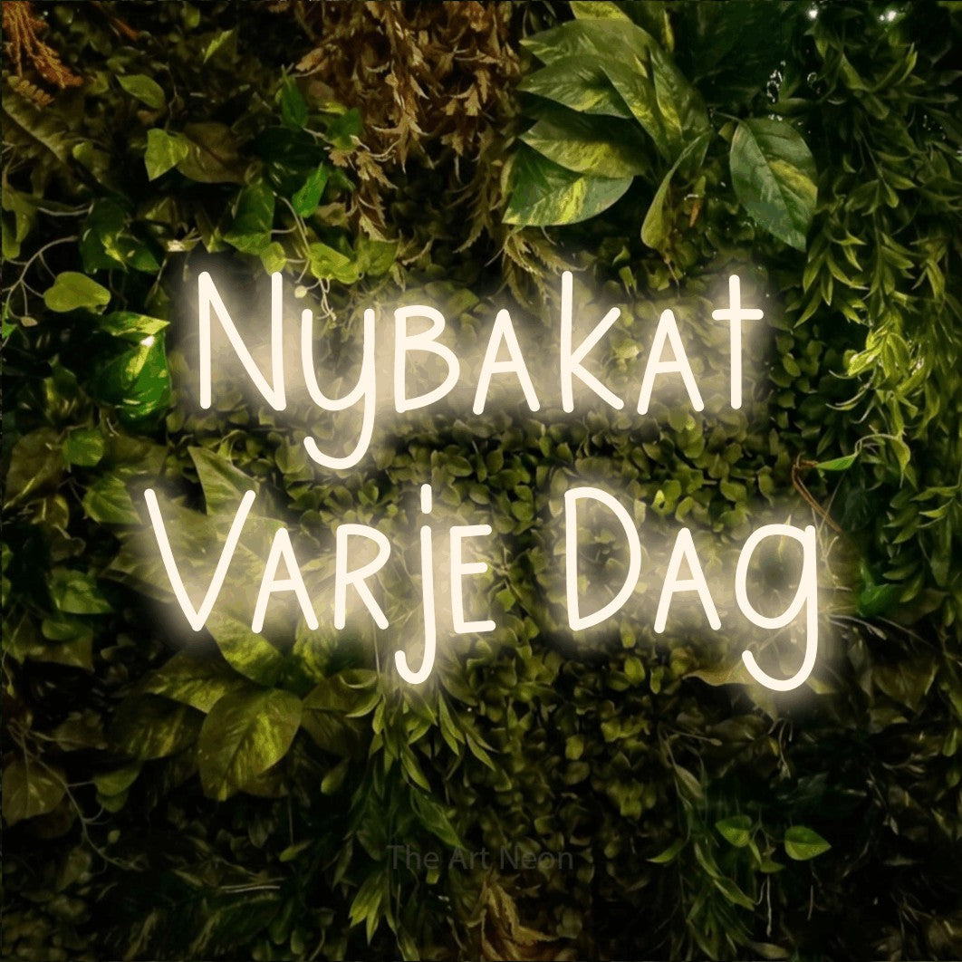 LED neon sign reading “Nybakat Varje Dag”, arranged in 2 lines.
