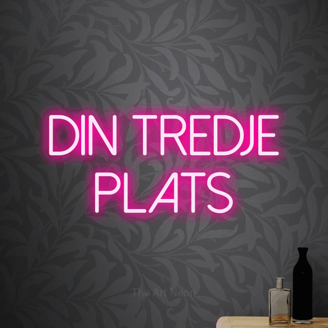 LED neon sign reading “Din tredje plats”, arranged in 2 lines.
