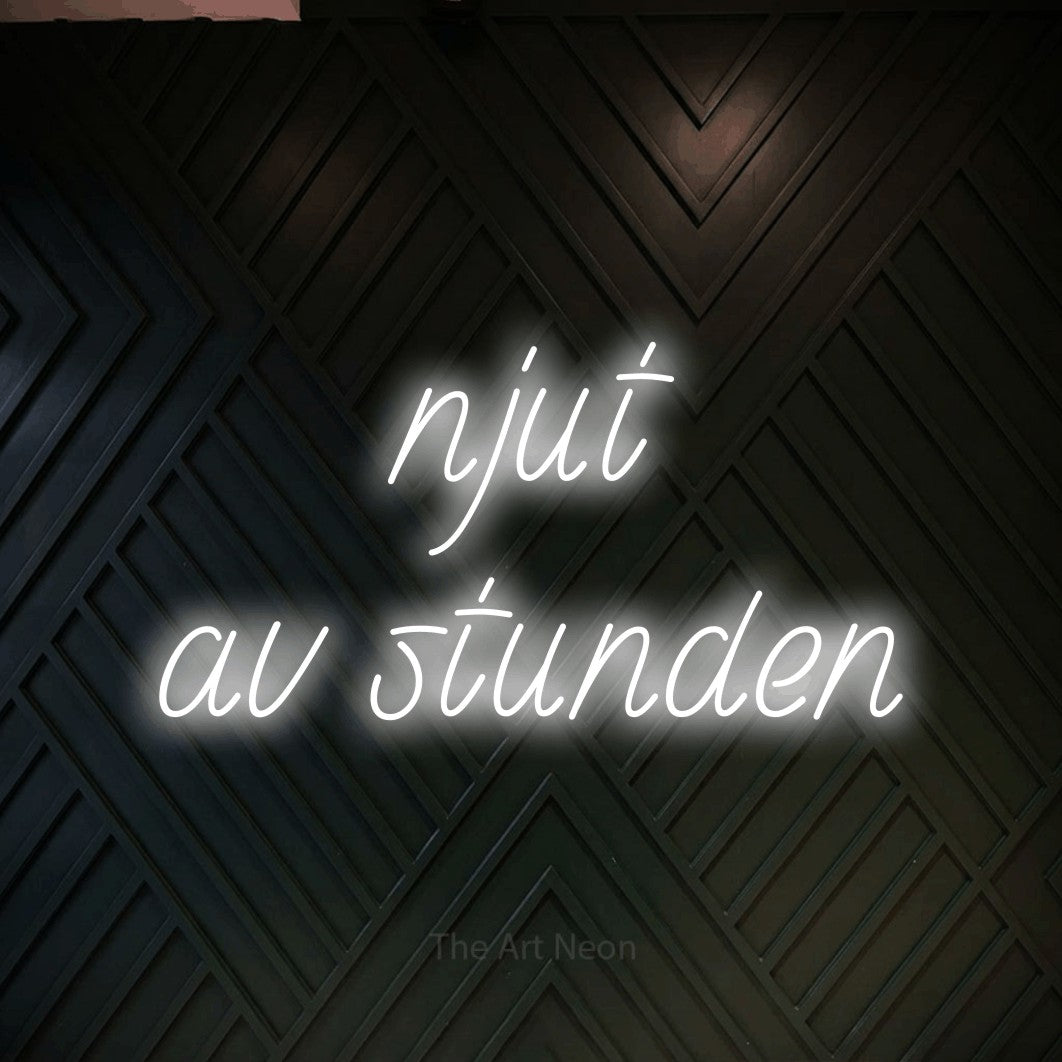 LED neon sign reading “njut av stunden”, arranged in 2 lines.