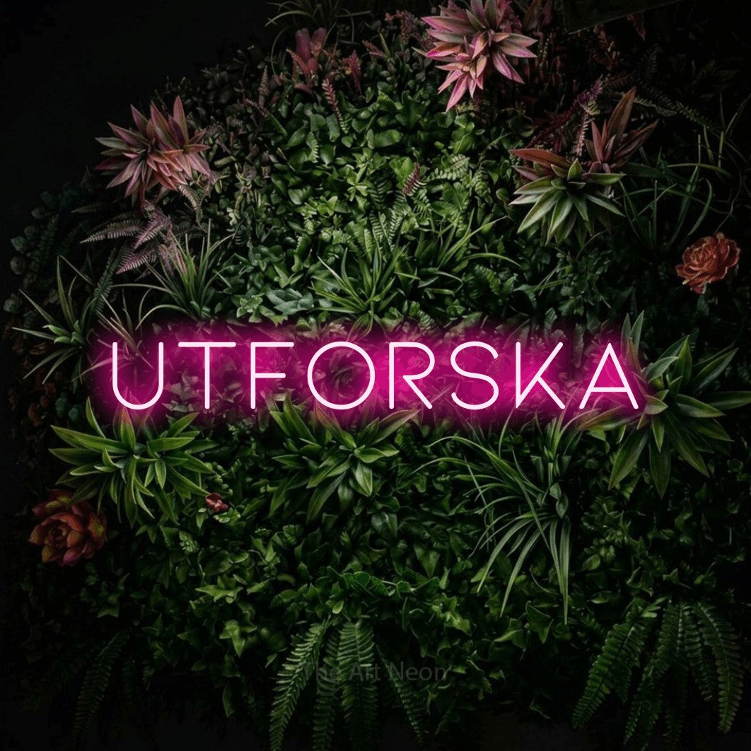 LED neon sign reading “utforska”, arranged in a single line.