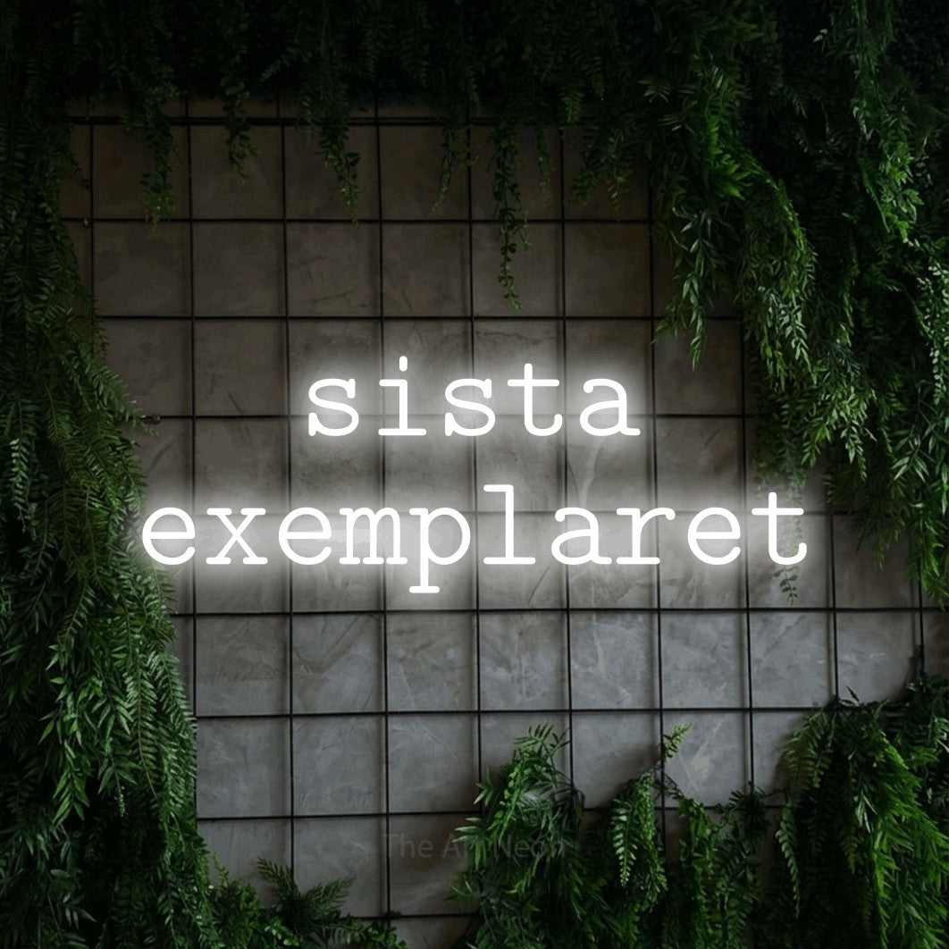 LED neon sign reading “sista exemplaret”, arranged in 2 lines.