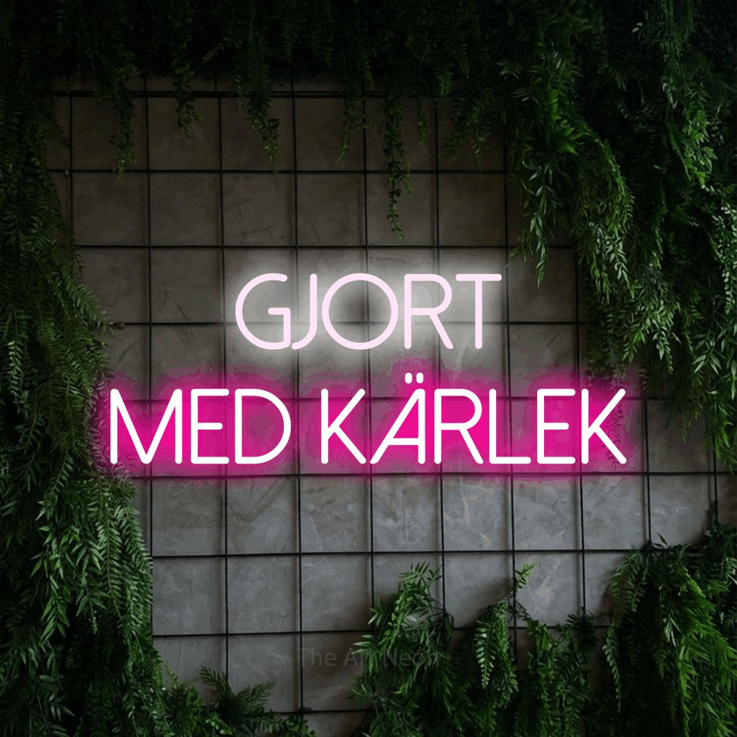 LED neon sign reading “gjort med kärlek”, arranged in 2 lines.