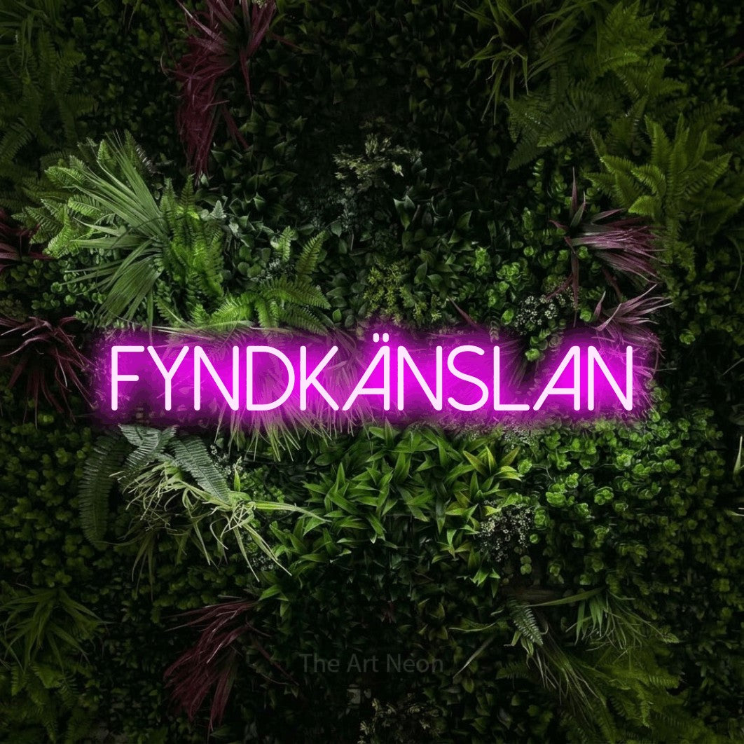 LED neon sign reading “FYNDKÄNSLAN”, arranged in a single line.