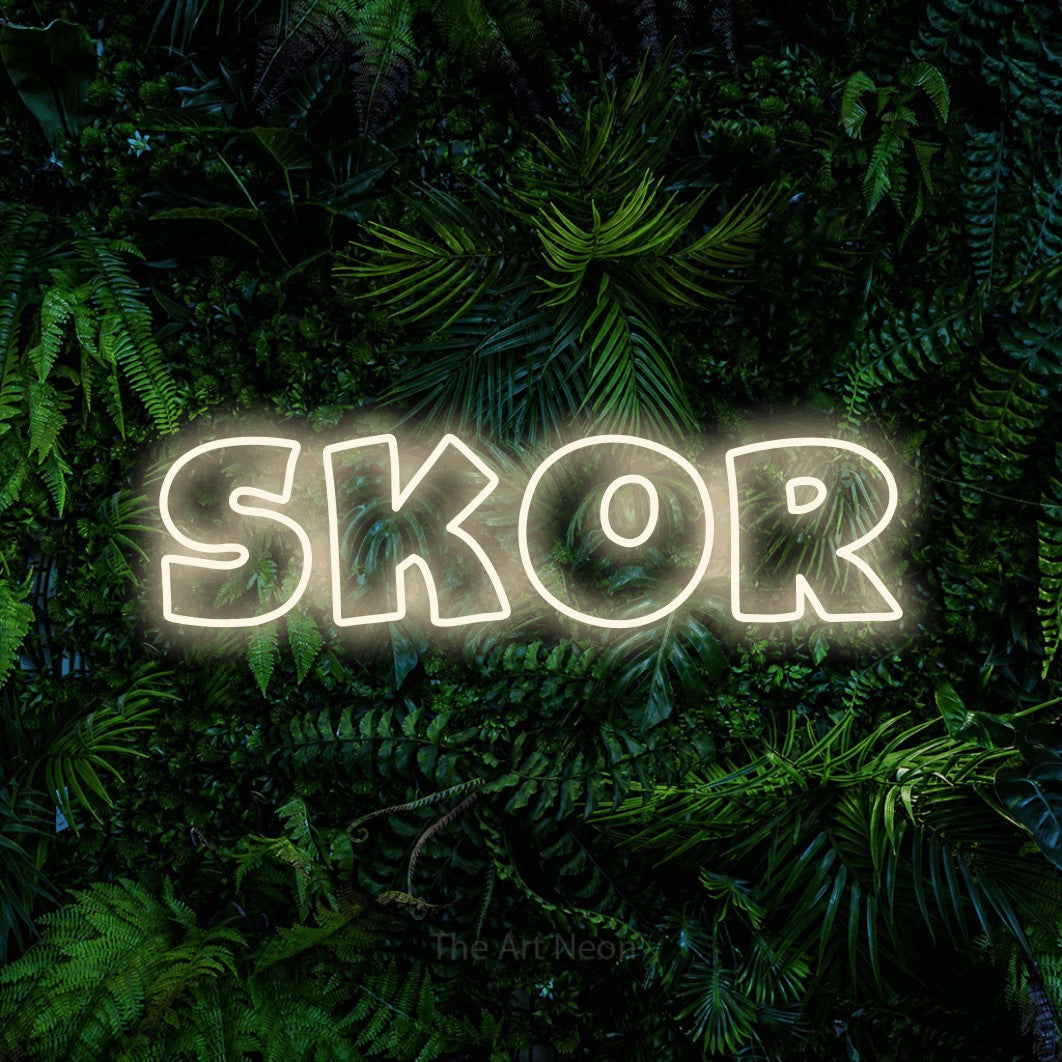 LED neon sign reading “Skor”, arranged in a single line.