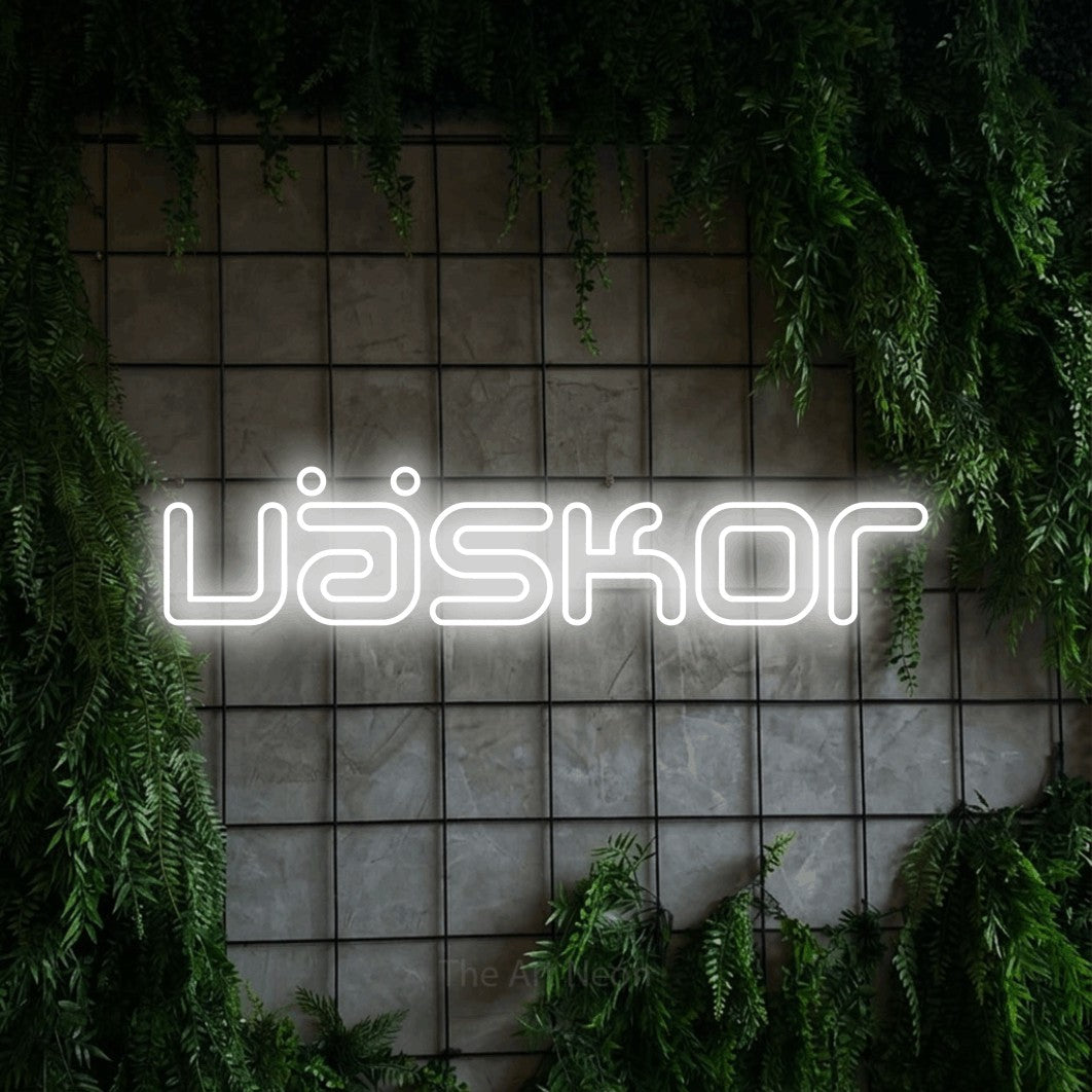LED neon sign reading “väskor”, arranged in a single line.