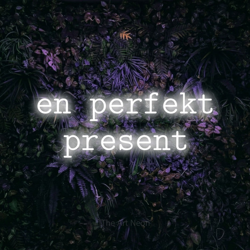 LED neon sign reading “en perfekt present”, arranged in 2 lines.