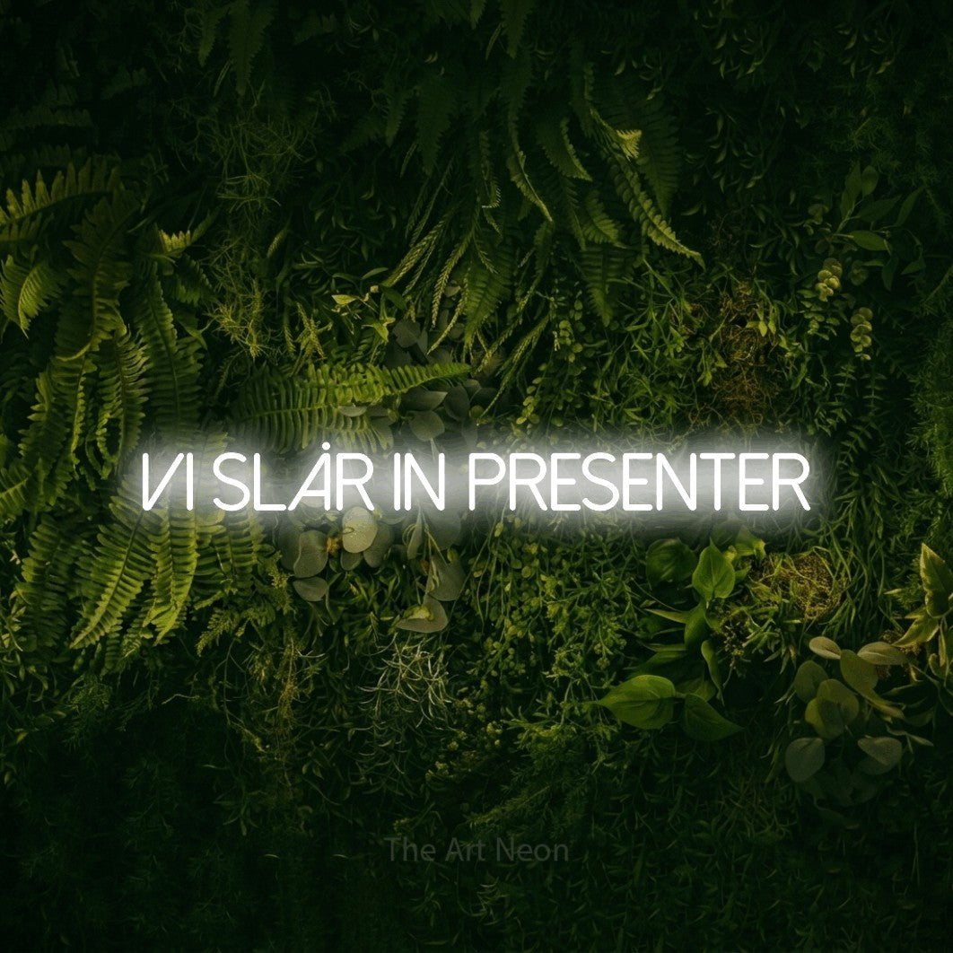 LED neon sign reading “vi slår in presenter”, arranged in a single line.