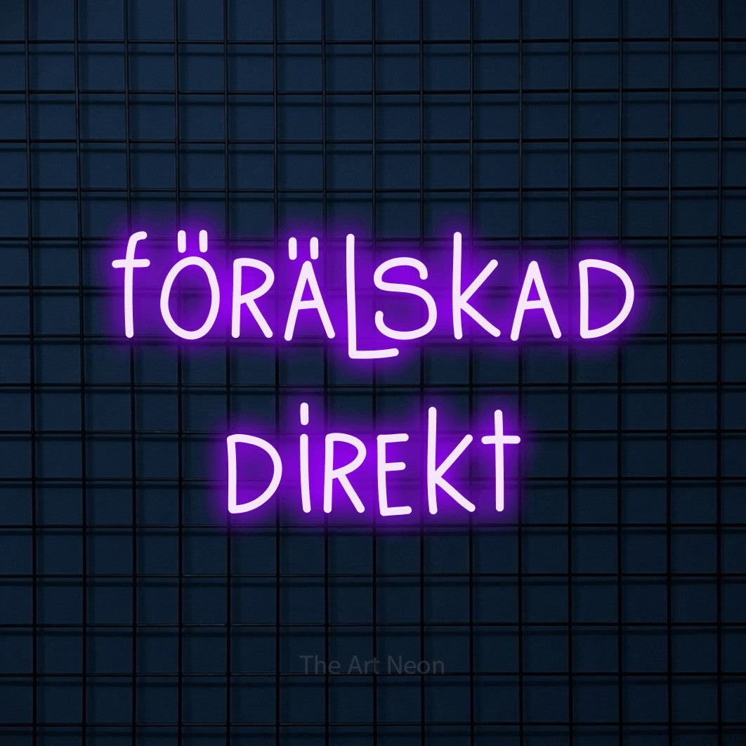 LED neon sign reading “förälskad direkt”, arranged in 2 lines.