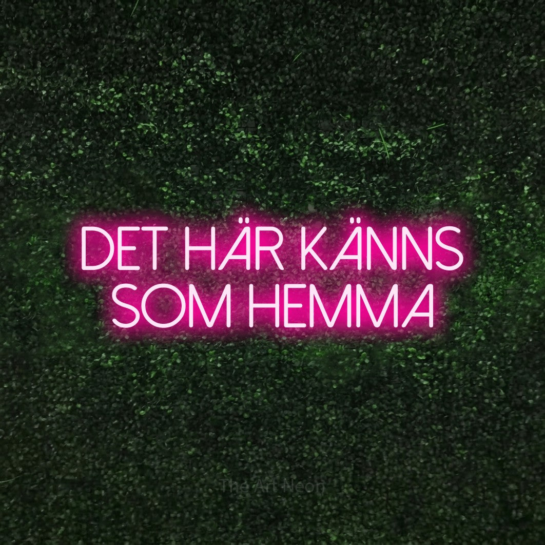 LED neon sign reading “det här känns som hemma”, arranged in 2 lines.
