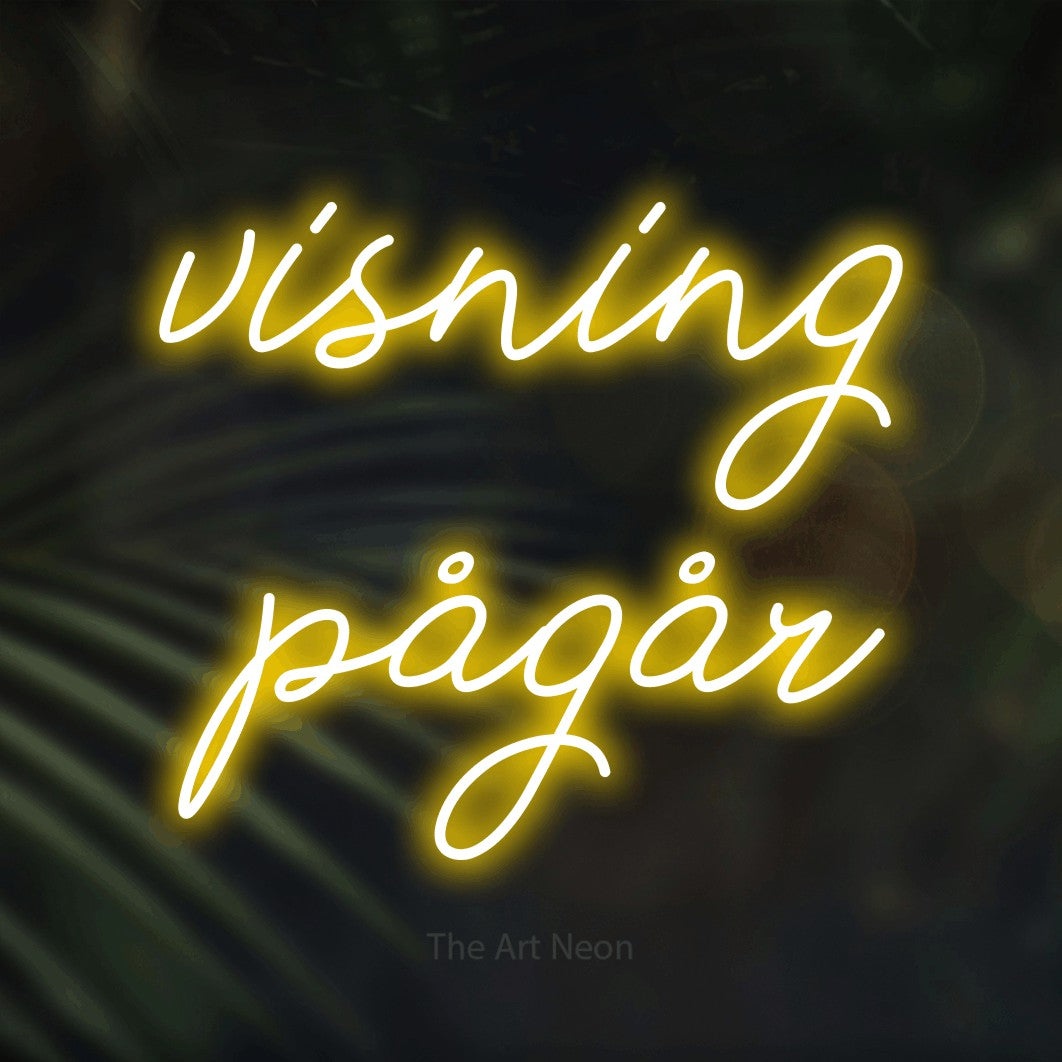LED neon sign reading “visning pågår”, arranged in 2 lines.