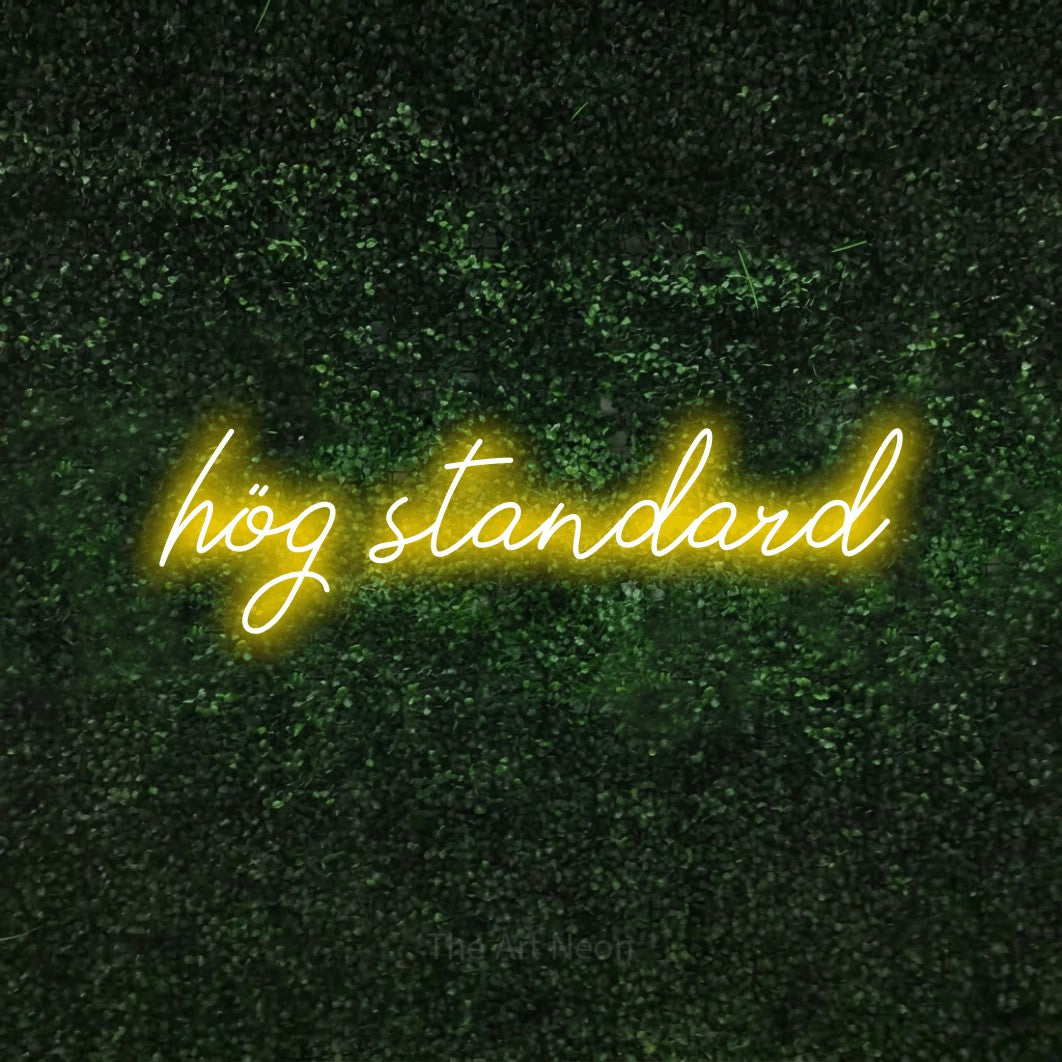 LED neon sign reading “hög standard”, arranged in a single line.