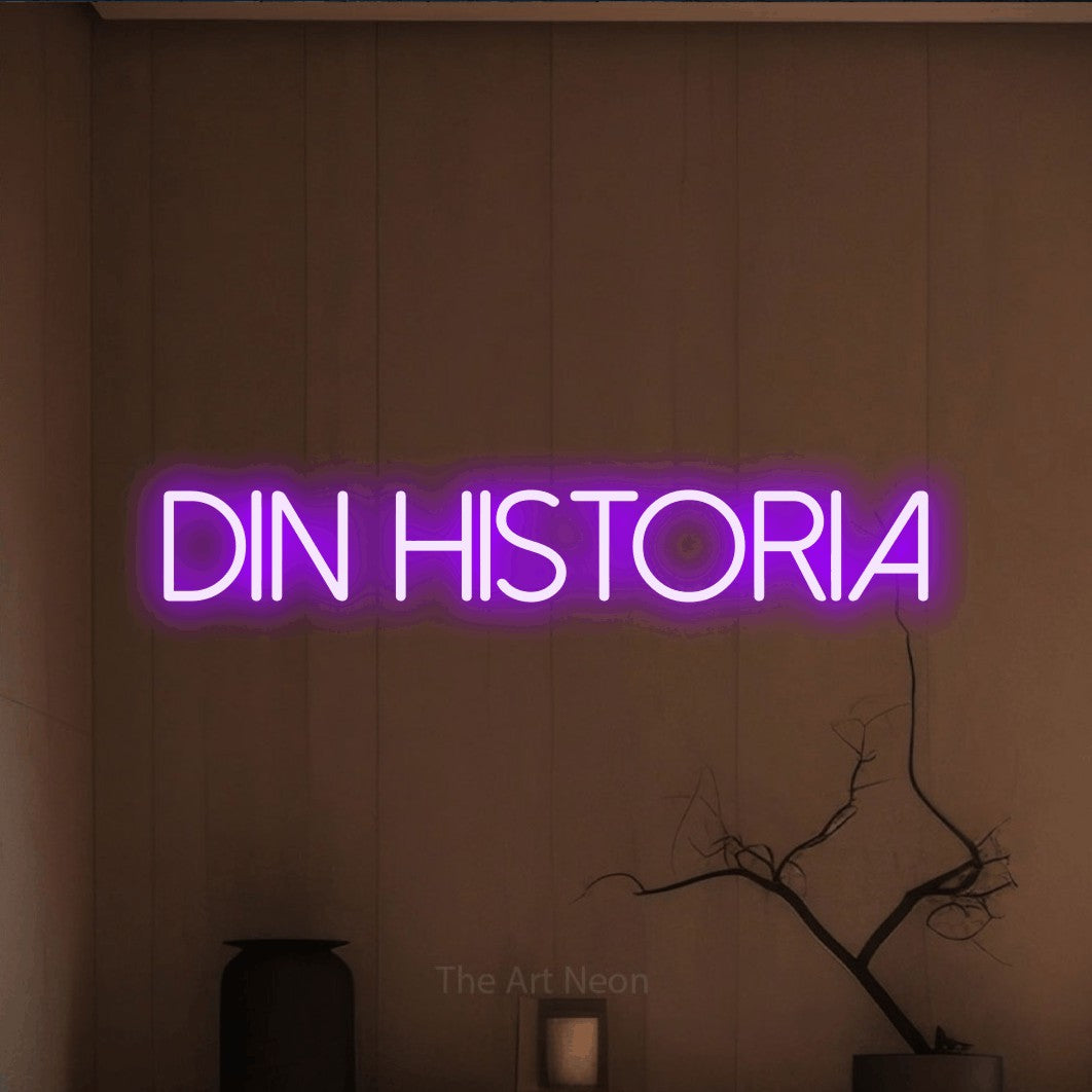 LED neon sign reading “Din Historia”, arranged in a single line.