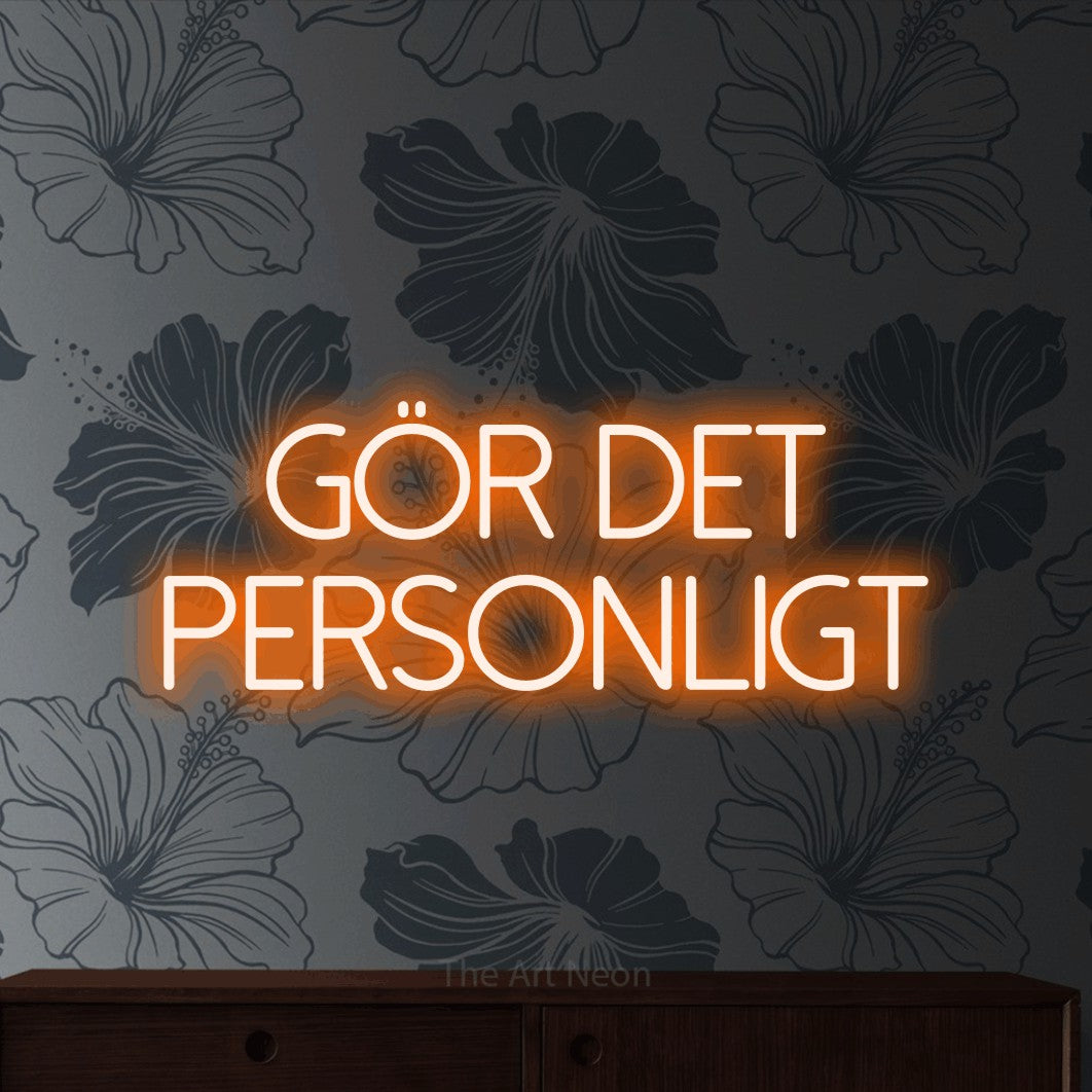 LED neon sign reading “GÖR DET PERSONLIGT”, arranged in 2 lines.