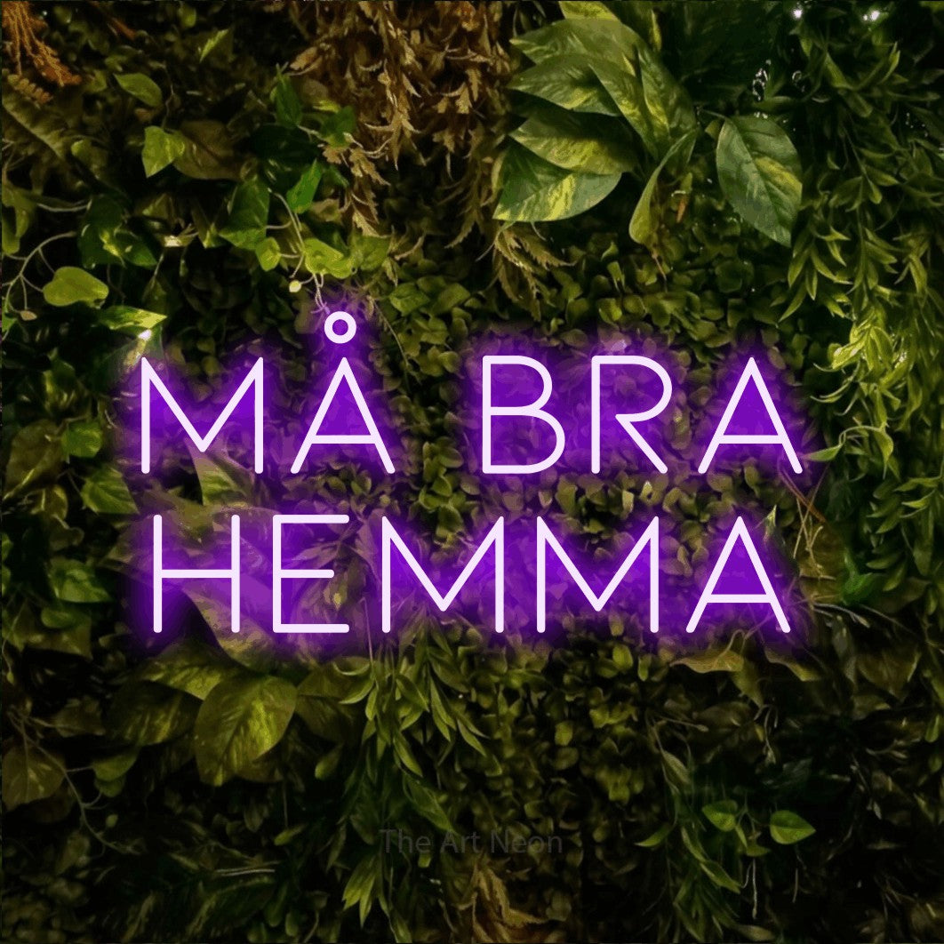 LED neon sign reading “må bra hemma”, arranged in 2 lines.