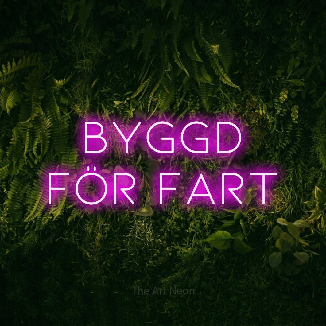 LED neon sign reading “BYGGD för fart”, arranged in 2 lines.