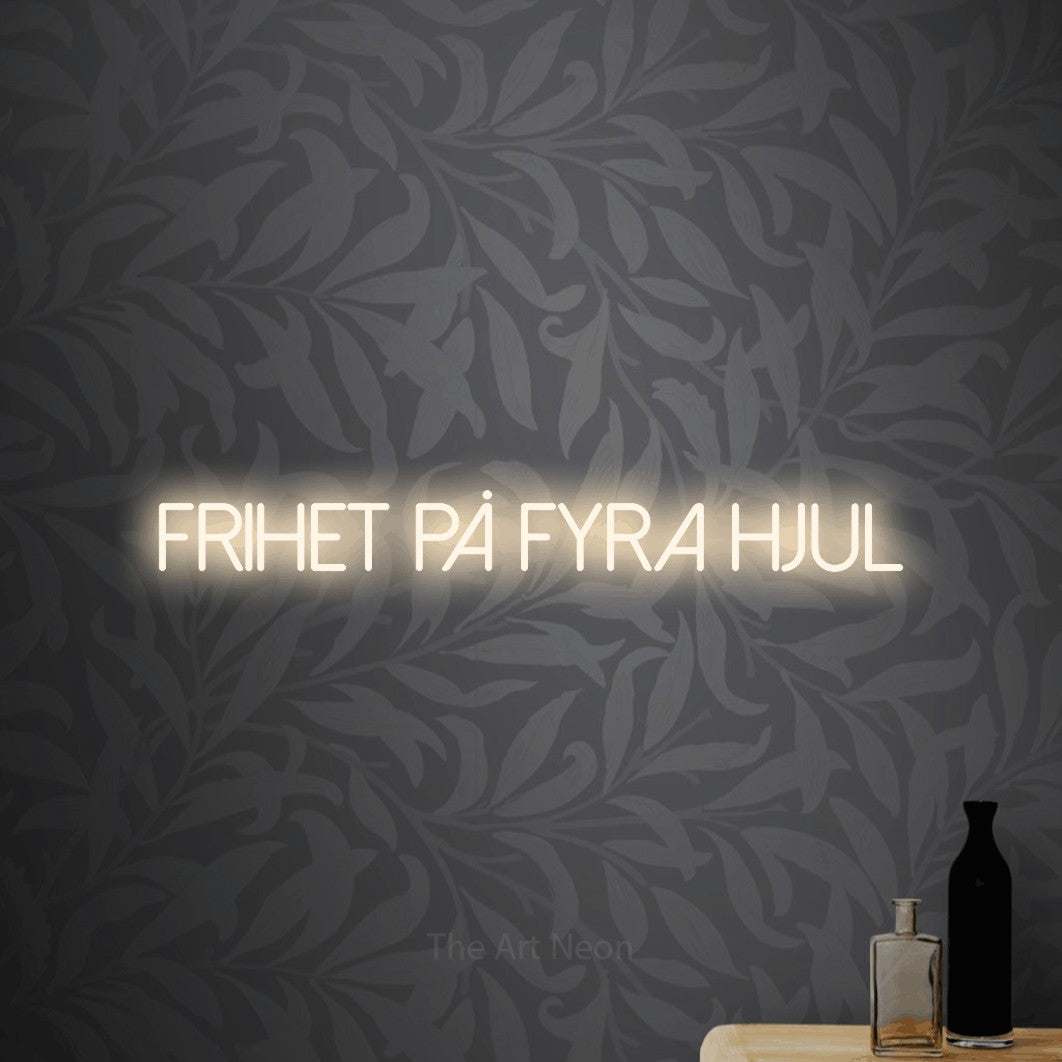 LED neon sign reading “frihet på fyra hjul”, arranged in a single line.