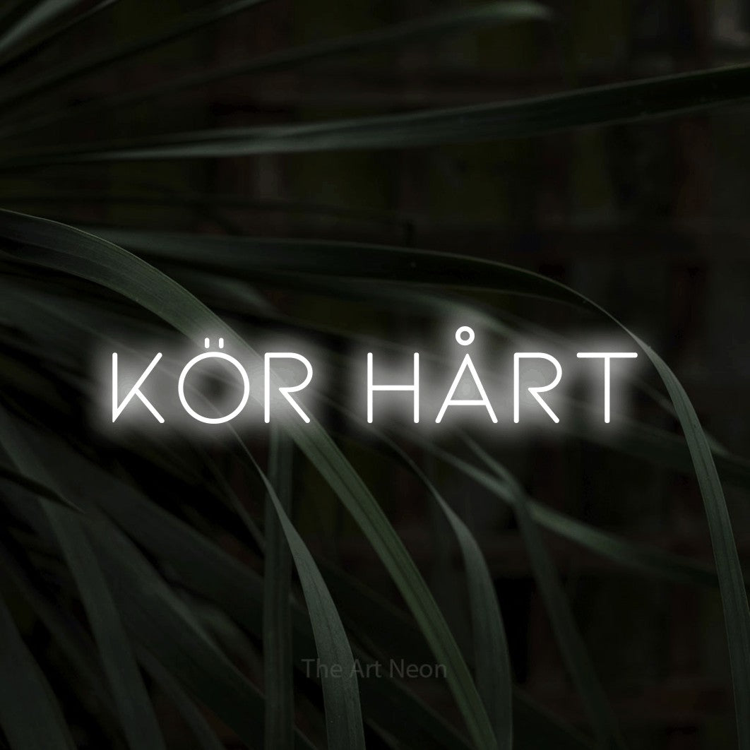 LED neon sign reading “kör hårt”, arranged in a single line.