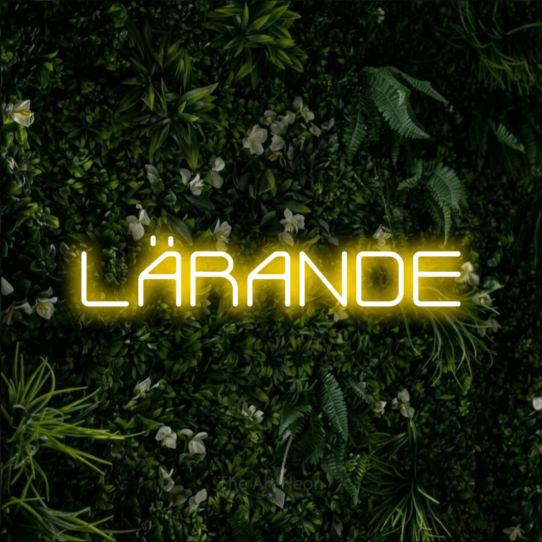 LED neon sign reading “LÄRANDE”, arranged in a single line.