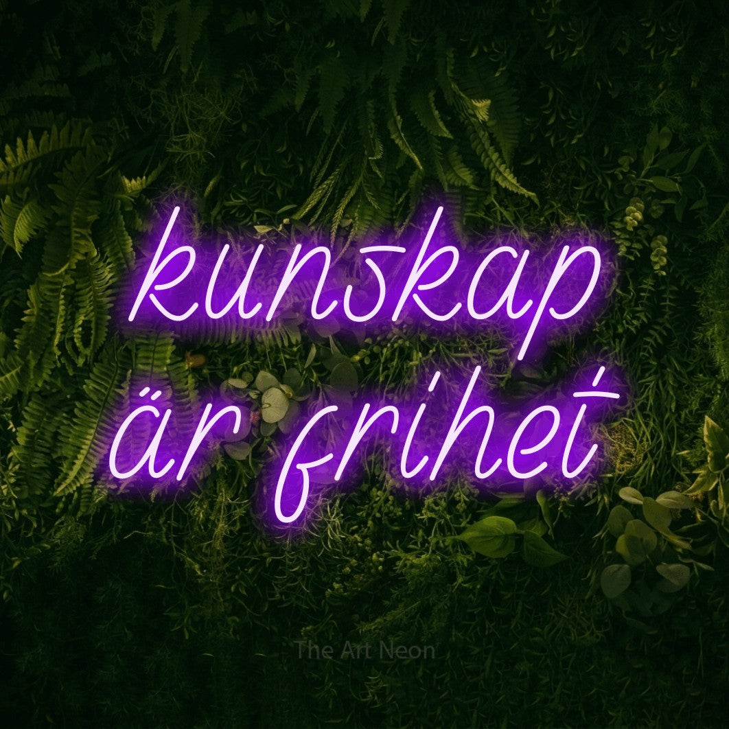 LED neon sign reading “kunskap är frihet”, arranged in 2 lines.