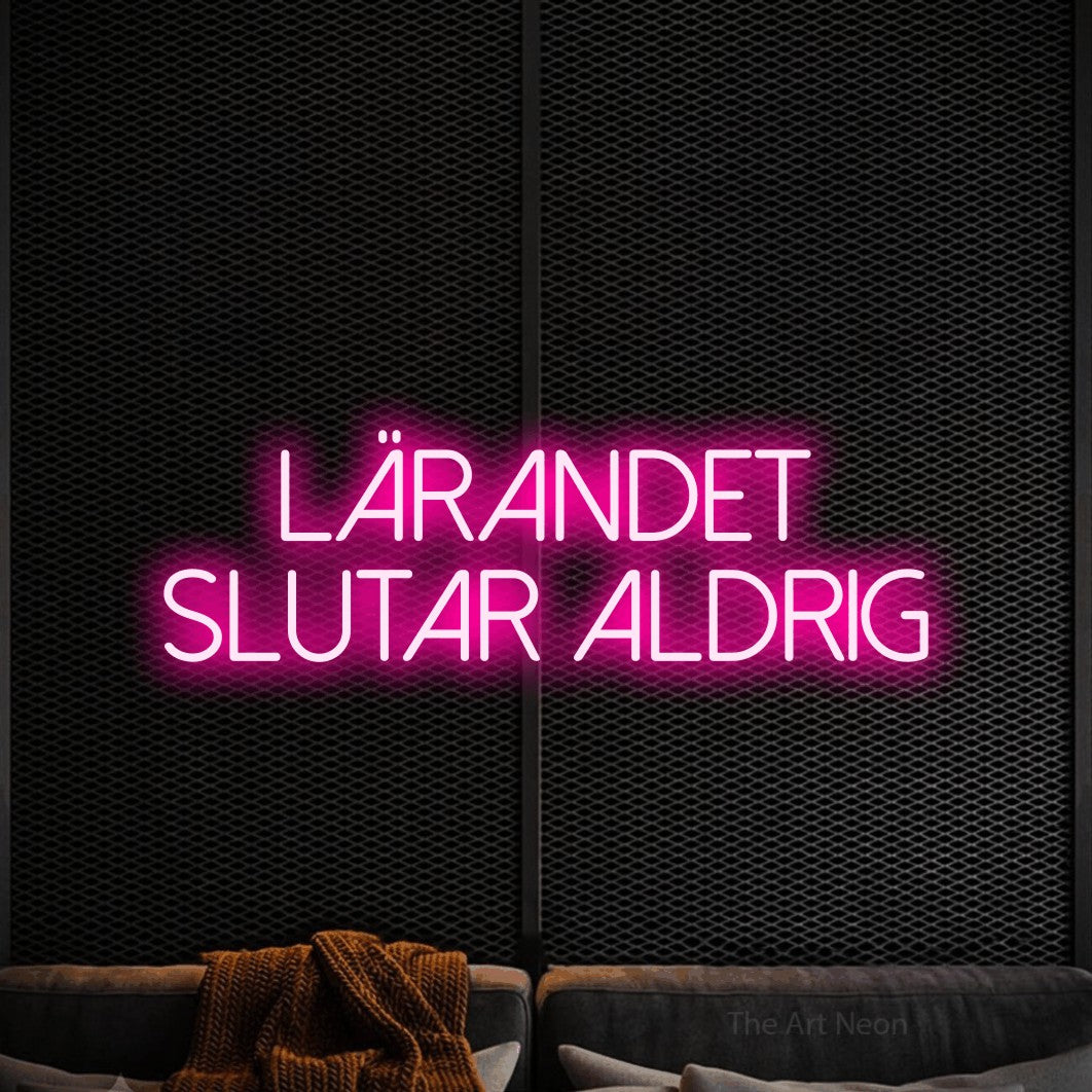 LED neon sign reading “lärandet slutar aldrig”, arranged in 2 lines.