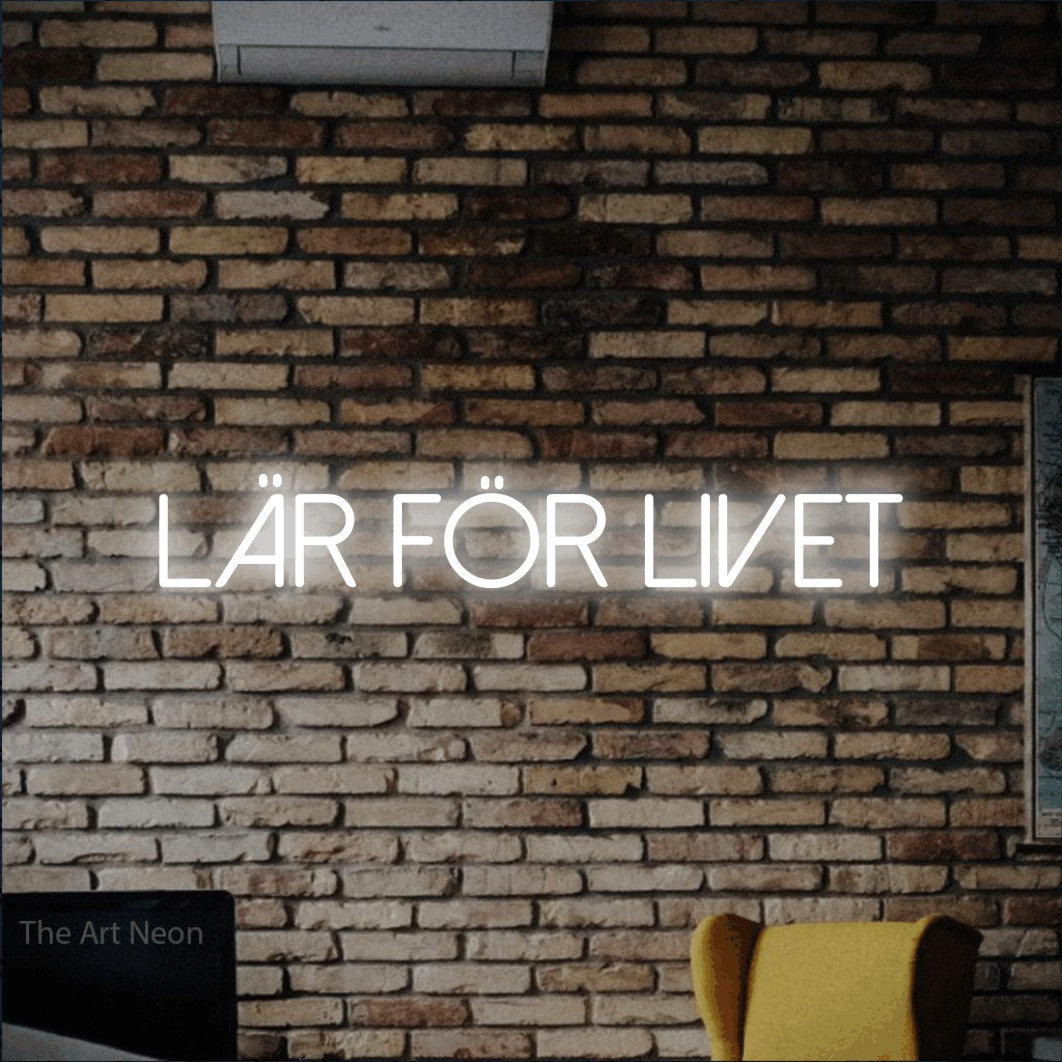 LED neon sign reading “Lär för livet”, arranged in a single line.