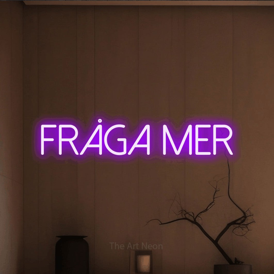 LED neon sign reading “fråga mer”, arranged in a single line.