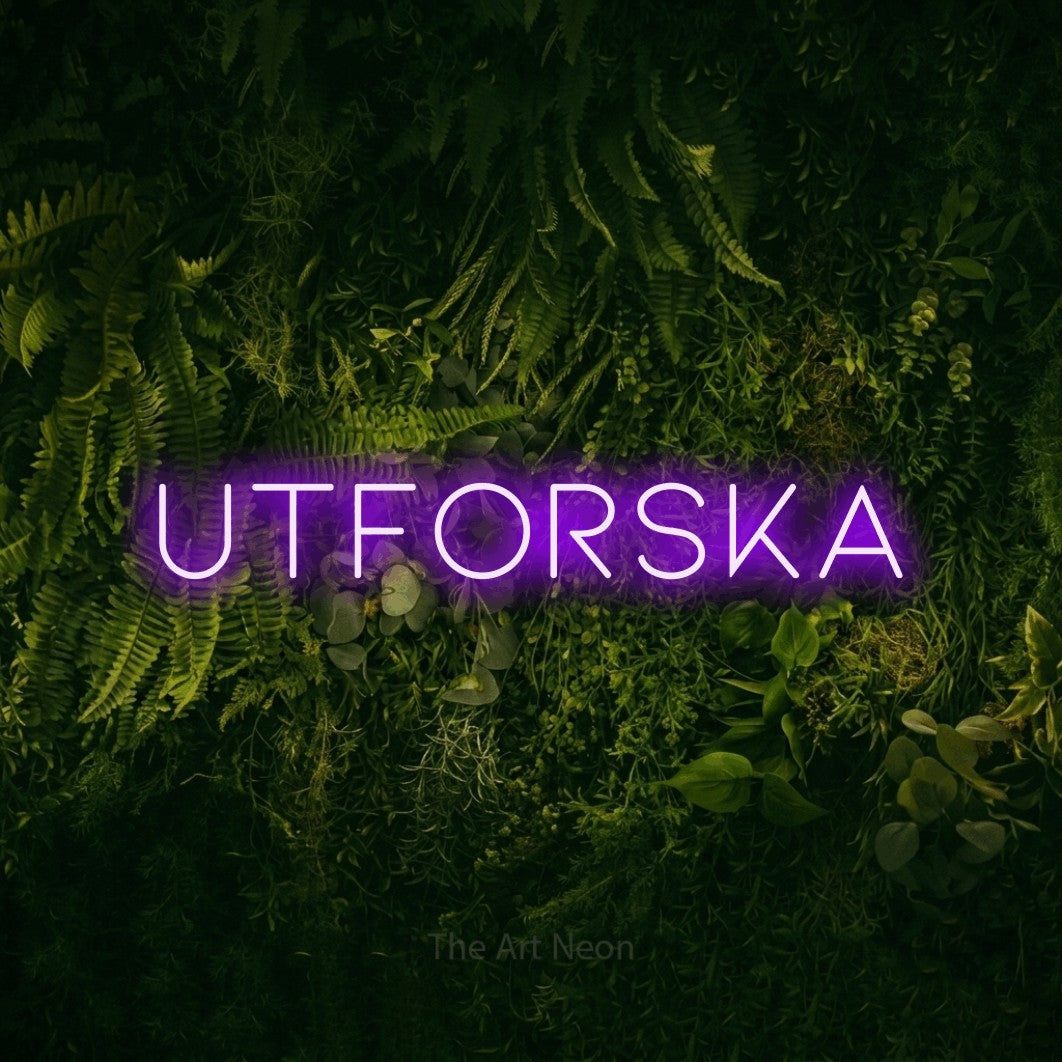 LED neon sign reading “UTFORSKA”, arranged in a single line.
