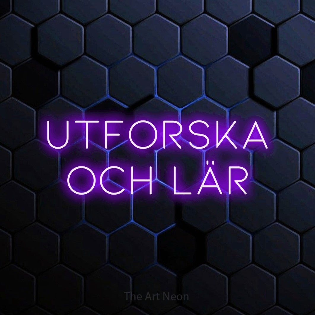 LED neon sign reading “Utforska Och Lär”, arranged in 2 lines.