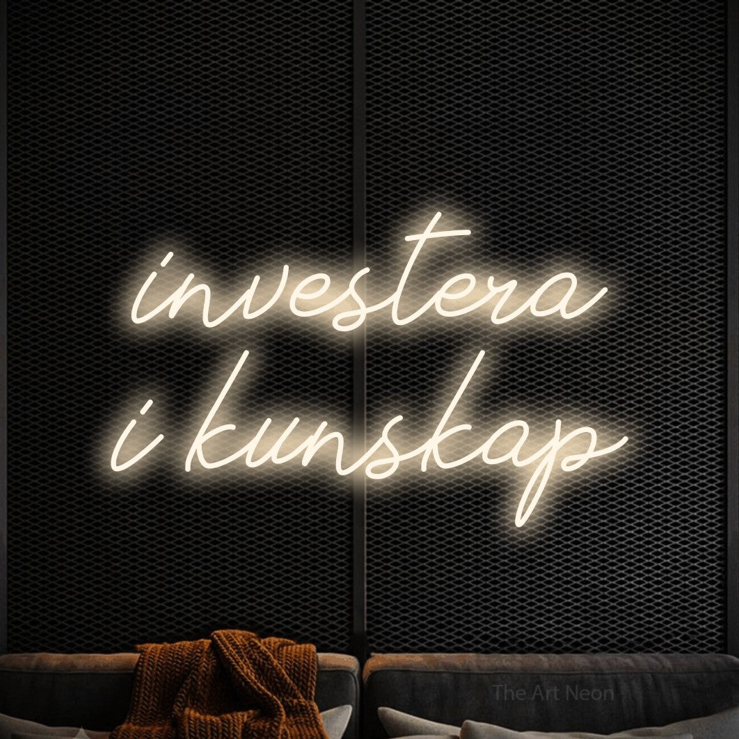 LED neon sign reading “investera i kunskap”, arranged in 2 lines.