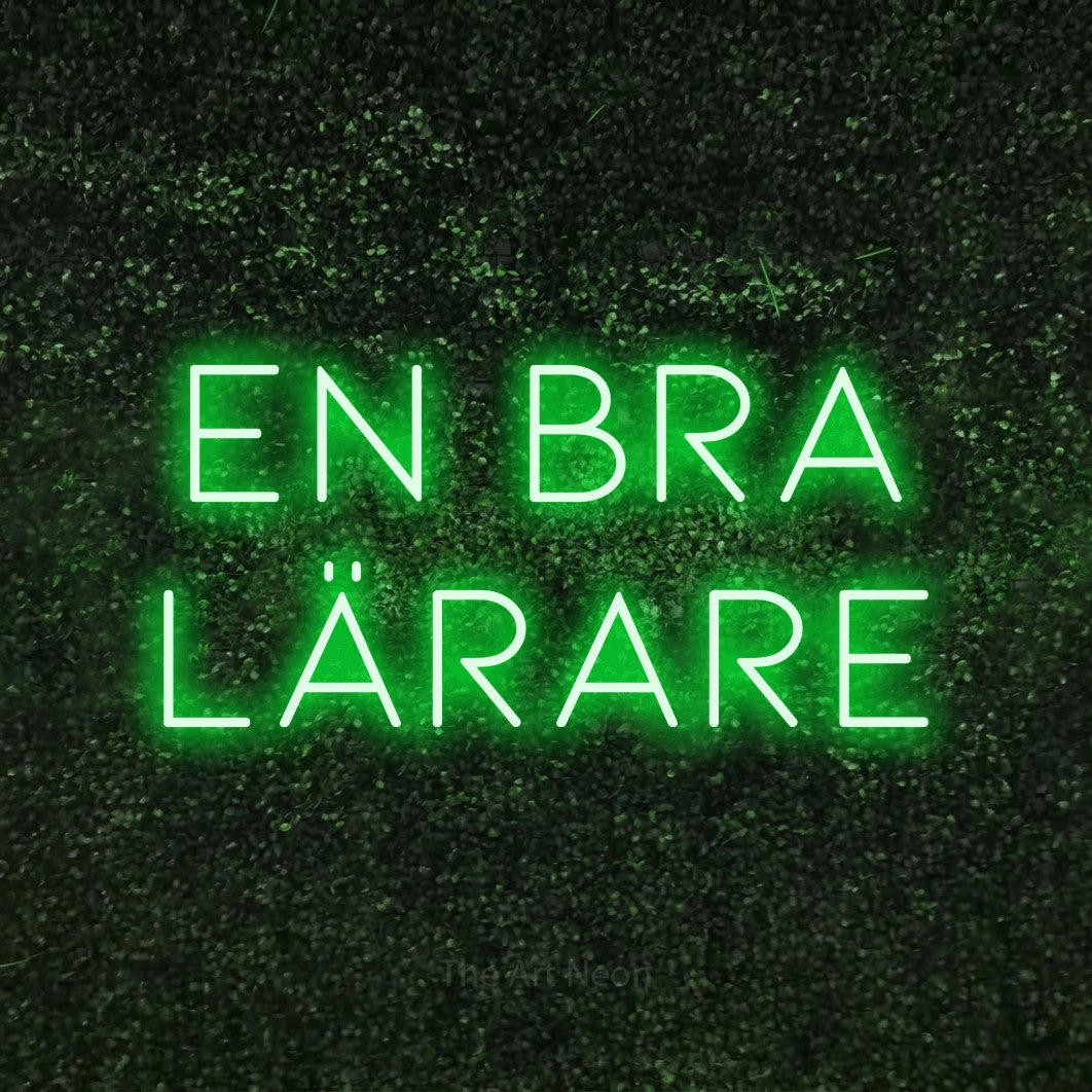LED neon sign reading “En Bra Lärare”, arranged in 2 lines.