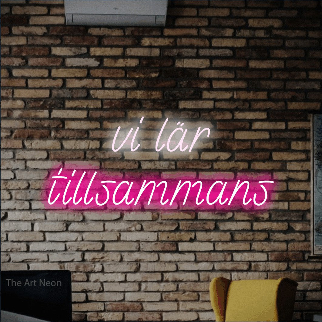 LED neon sign reading “vi lär tillsammans”, arranged in 2 lines.