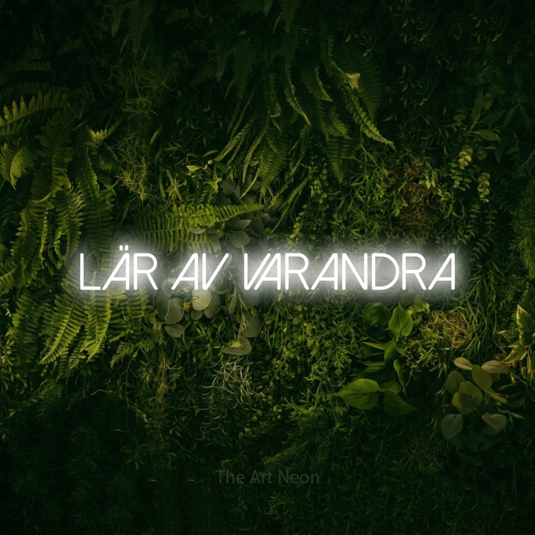 LED neon sign reading “lär av varandra”, arranged in a single line.