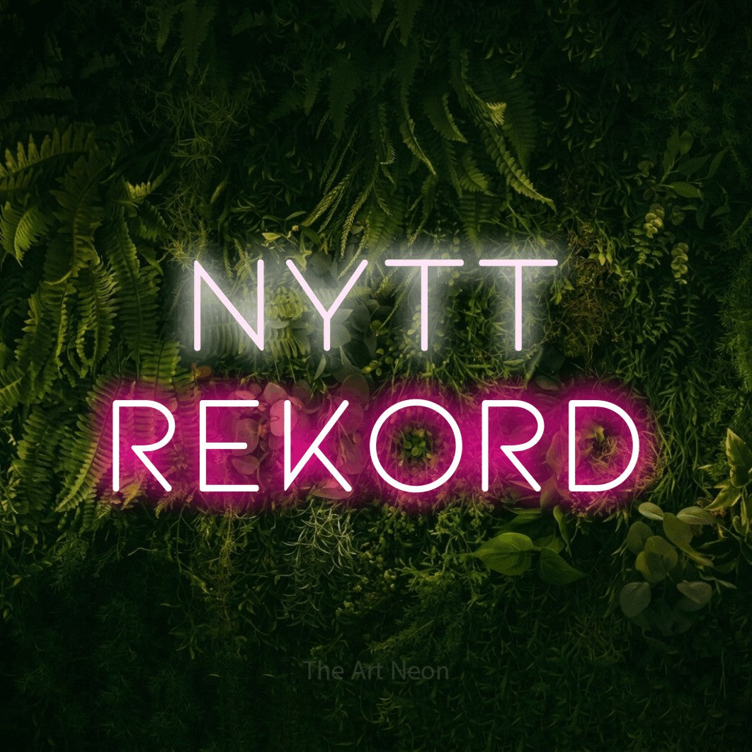 LED neon sign reading “nytt rekord”, arranged in 2 lines.